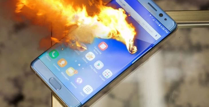 Το κινητό που έγινε βόμβα -Η ανατριχιαστική στιγμή που πιάνει φωτιά στα χέρια υπαλλήλου (βίντεο)